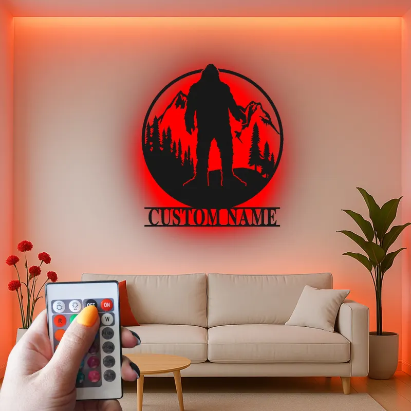 Insegna in metallo personalizzata Bigfoot Mountain Scene con luce LED regalo unico per appassionati di outdoor decor per cabine o lodge