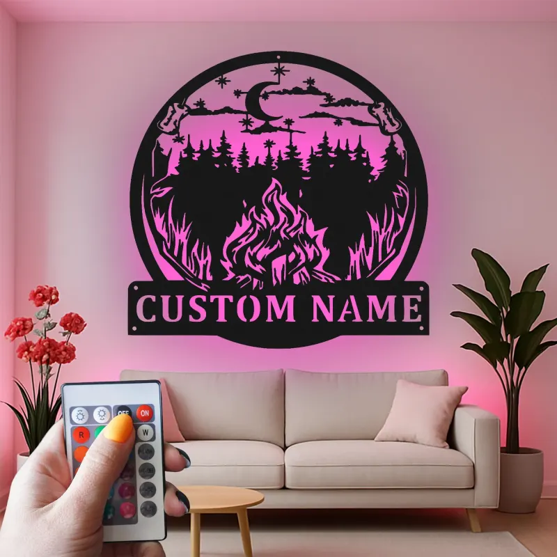 Personalisierte LED-Metall-Wandkunst mit Lagerfeuer und Waldmotiv – Geschenk für Outdoor-Liebhaber, Hüttendeko