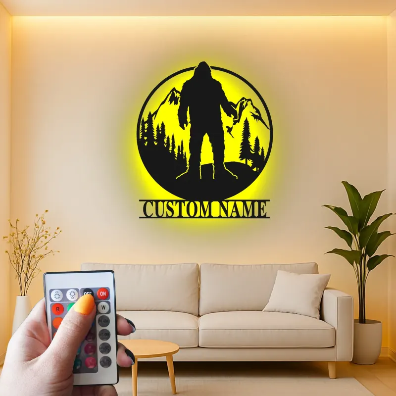 Insegna in metallo personalizzata Bigfoot Mountain Scene con luce LED regalo unico per appassionati di outdoor decor per cabine o lodge