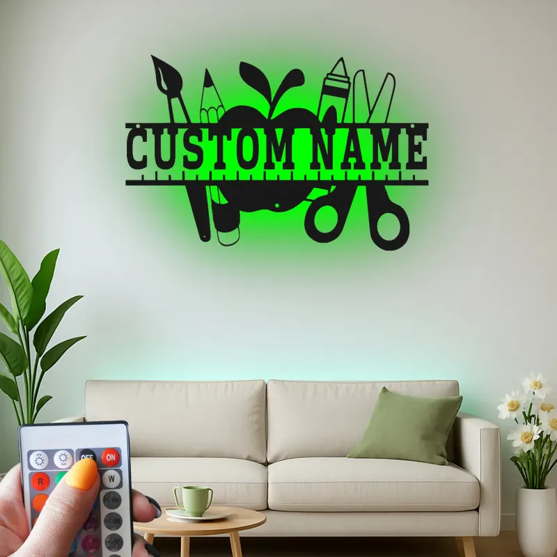 Insegna Nome Insegnante Personalizzata | Arte Murale in Metallo LED per Aula | Regalo Educatore Personalizzato | Decorazione a Tema Mela e Matita