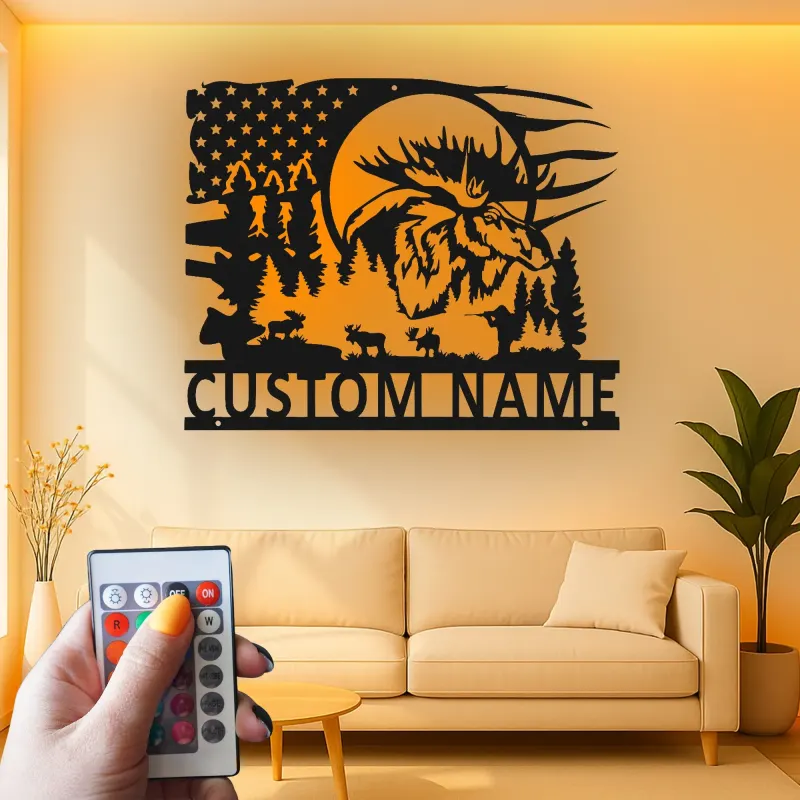 Arte in metallo personalizzata con alce | Insegna LED retroilluminata per decorazioni da cabin | Regalo rustico per cacciatori | Scena della foresta con bandiera USA