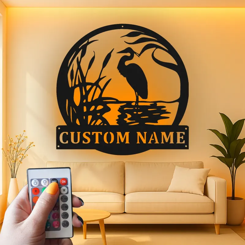 Décoration murale en métal LED héron | Panneau prénom personnalisé pour maison de lac et chalet | Déco nature oiseau sur mesure | Cadeau wildlife Japandi