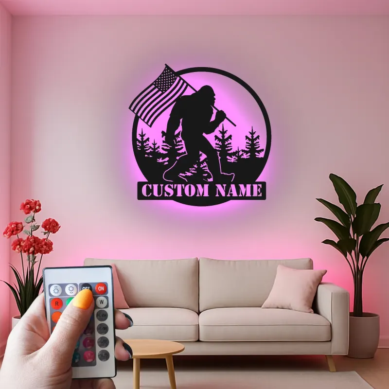 Personalisierte Bigfoot-Wandkunst mit amerikanischer Flagge und LED-Beleuchtung – Einzigartiges Geschenk für Outdoor-Enthusiasten, Hütten- oder Man-Cave-Dekor