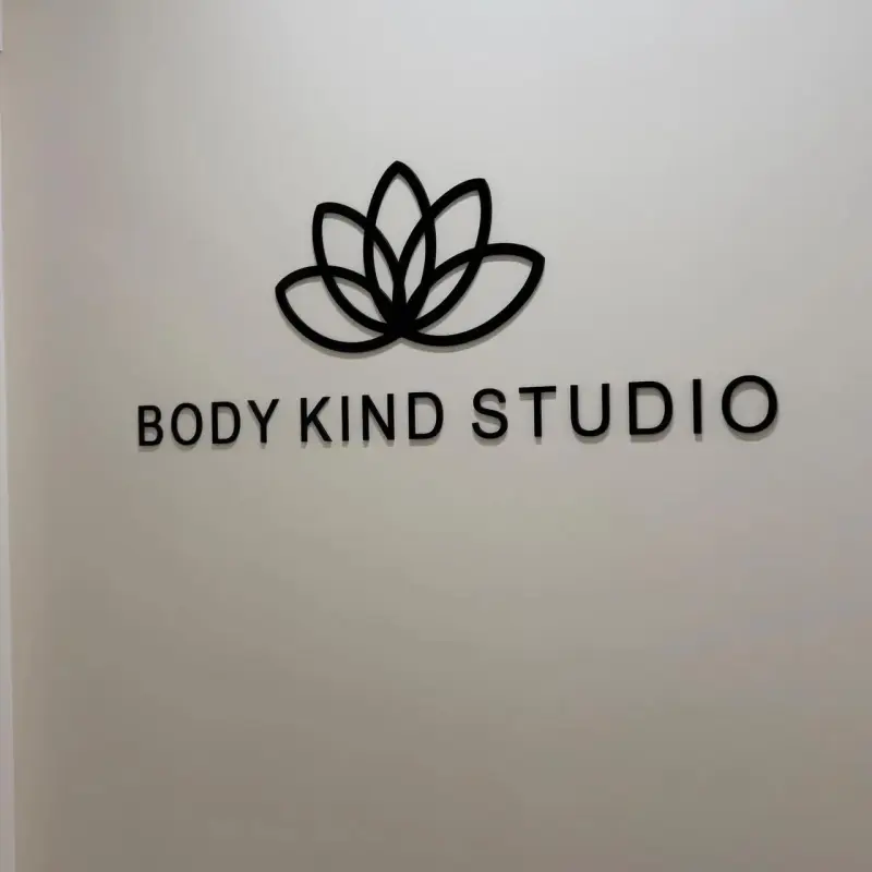 Panneau d'entreprise en métal noir mat | Signalétique de réception en 3D découpée au laser personnalisée | Branding pour salon et clinique | Signalétique murale moderne