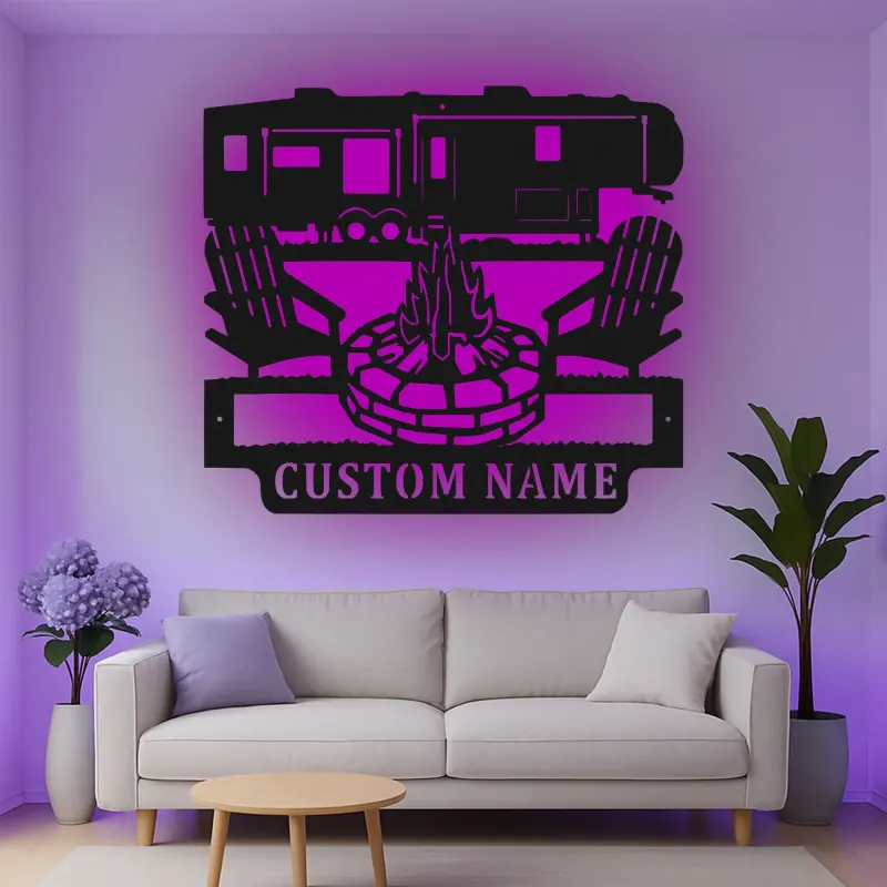 Insegna in metallo LED personalizzata con scena di campeggio RV, regalo per camper, decorazione per avventure all'aperto