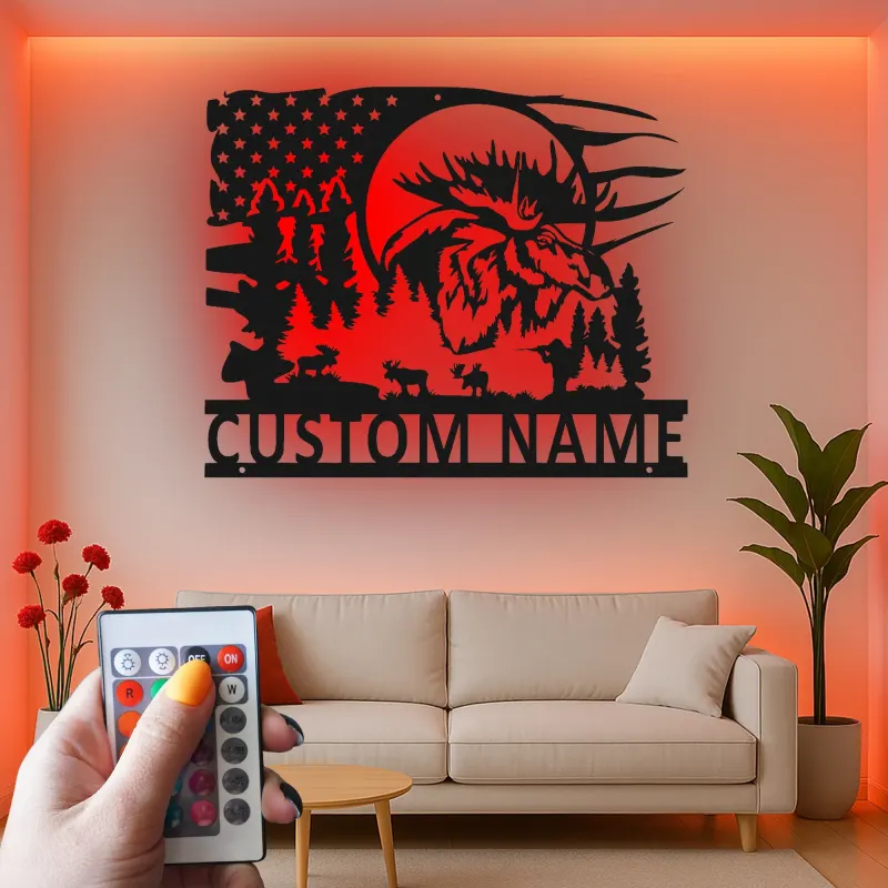 Arte in metallo personalizzata con alce | Insegna LED retroilluminata per decorazioni da cabin | Regalo rustico per cacciatori | Scena della foresta con bandiera USA
