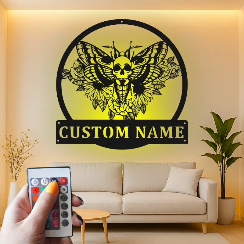 Insegna in metallo personalizzata con falena e teschio e luce LED - Regalo gotico personalizzato per decorare soggiorno unico