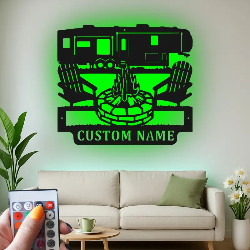Insegna in metallo LED personalizzata con scena di campeggio RV, regalo per camper, decorazione per avventure all'aperto