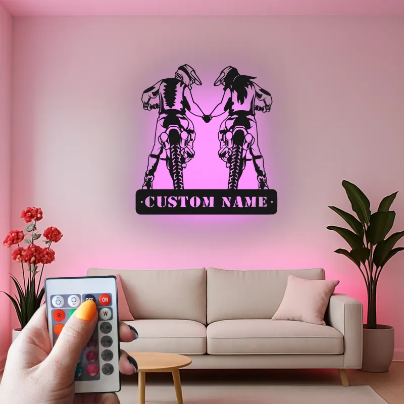 Insegna in metallo personalizzata coppia di motociclisti con luce LED regalo unico per motociclisti, decorazione per garage o man cave