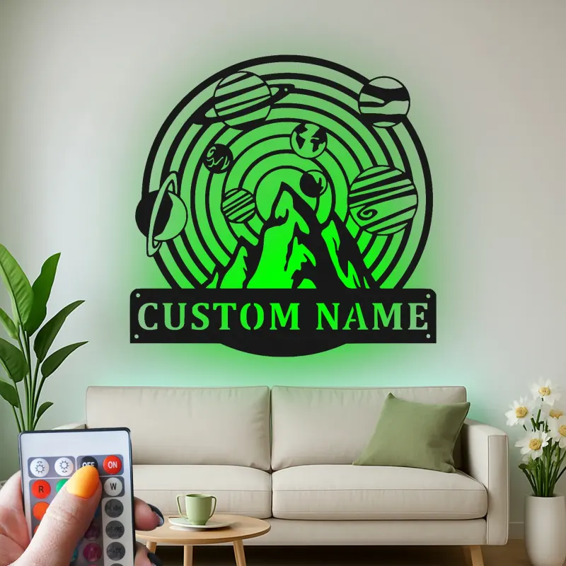 Personalisiertes Metall-Wandkunst des Sonnensystems | LED-Weltraum- und Bergdekoration | Individuelles Namensschild für das Kinderzimmer oder Büro | Geschenk für Astronomie-Liebhaber
