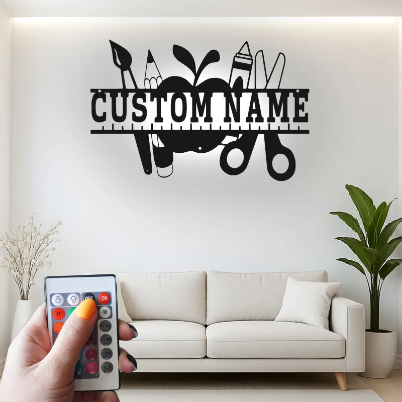 Insegna Nome Insegnante Personalizzata | Arte Murale in Metallo LED per Aula | Regalo Educatore Personalizzato | Decorazione a Tema Mela e Matita