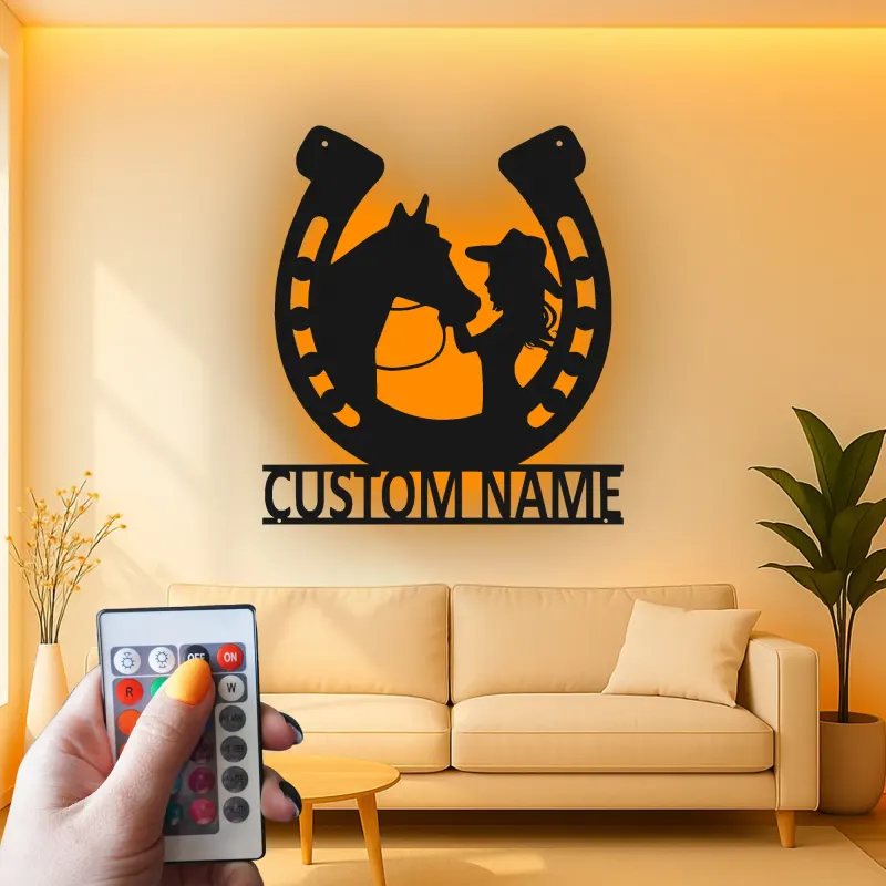 Insegna LED Cavallo e Ragazza Personalizzata | Arte da Parete in Metallo a Forma di Ferradura | Decorazione Equestre per Stanza del Cavaliere | Regalo per Amante dei Cavalli