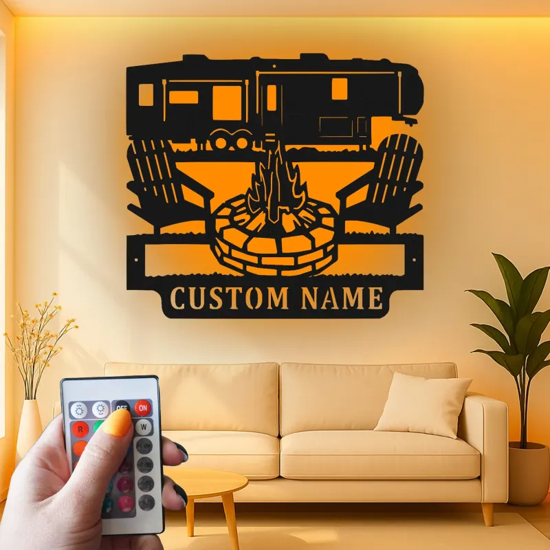 Insegna in metallo LED personalizzata con scena di campeggio RV, regalo per camper, decorazione per avventure all'aperto