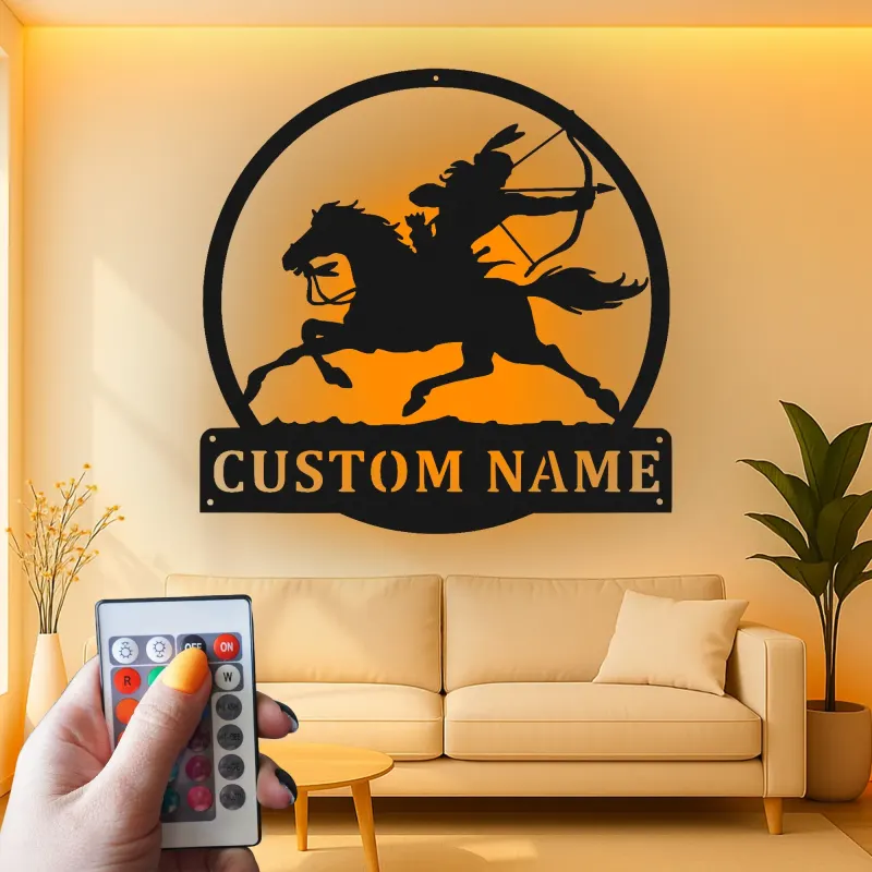 Art en métal LED d'archer amérindien | Panneau silhouette de guerrier personnalisé pour déco de cabane rustique & bureau | Suspension murale nom personnalisée