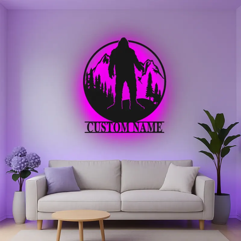 Insegna in metallo personalizzata Bigfoot Mountain Scene con luce LED regalo unico per appassionati di outdoor decor per cabine o lodge