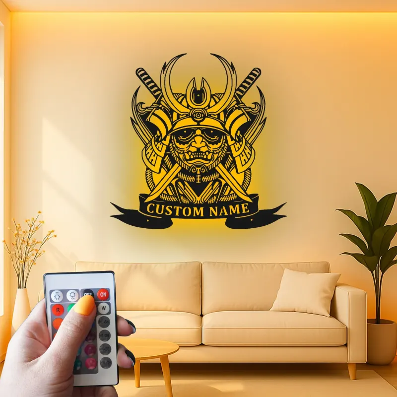 Art Murale en Métal Samouraï Personnalisé | Panneau LED Casque Japonais | Décor de Dojo Personnalisé | Cadeau pour Fan d'Arts Martiaux