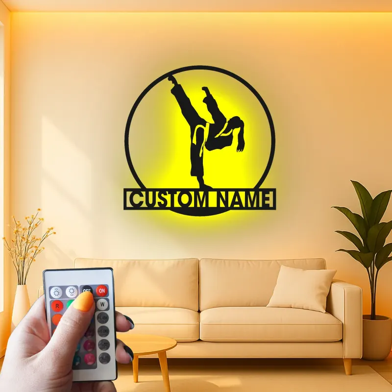 Panneau LED personnalisé de fille de karaté | Art mural en métal pour artiste martiale féminine | Décor de dojo et de gym de style Japandi | Cadeau