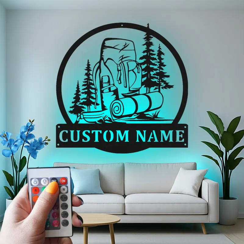 Cartel de metal personalizado con mochila de senderismo y luz LED, regalo para entusiastas del aire libre, decoración de aventura para cabaña o refugio
