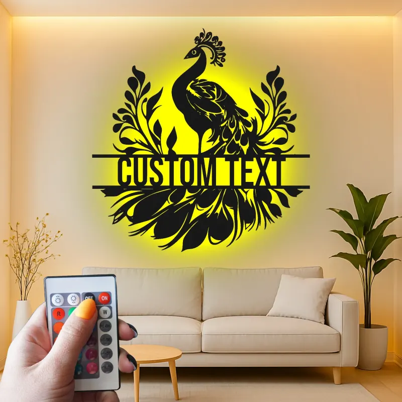 Arte murale in metallo con pavone | Insegna personalizzata con nome e luce LED | Arredo elegante per ingresso | Regalo con silhouette floreale