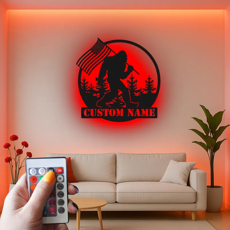Personalisierte Bigfoot-Wandkunst mit amerikanischer Flagge und LED-Beleuchtung – Einzigartiges Geschenk für Outdoor-Enthusiasten, Hütten- oder Man-Cave-Dekor