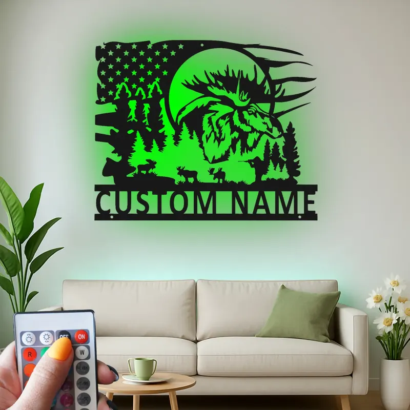 Arte in metallo personalizzata con alce | Insegna LED retroilluminata per decorazioni da cabin | Regalo rustico per cacciatori | Scena della foresta con bandiera USA