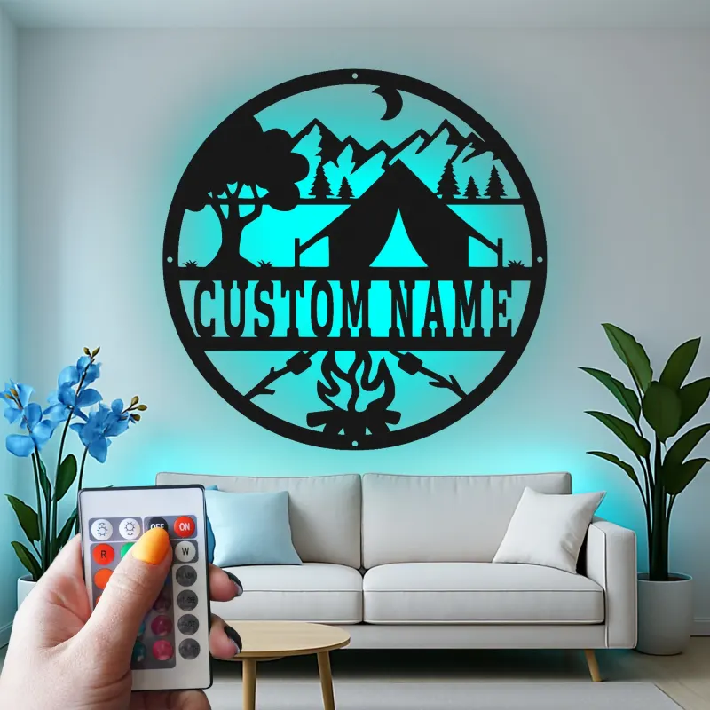 Insegna in metallo personalizzata con scena di campeggio e LED per decorare cabine o RV