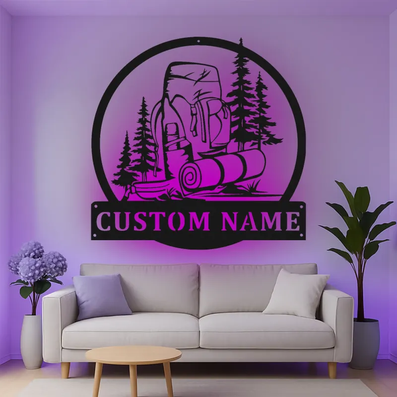Cartel de metal personalizado con mochila de senderismo y luz LED, regalo para entusiastas del aire libre, decoración de aventura para cabaña o refugio
