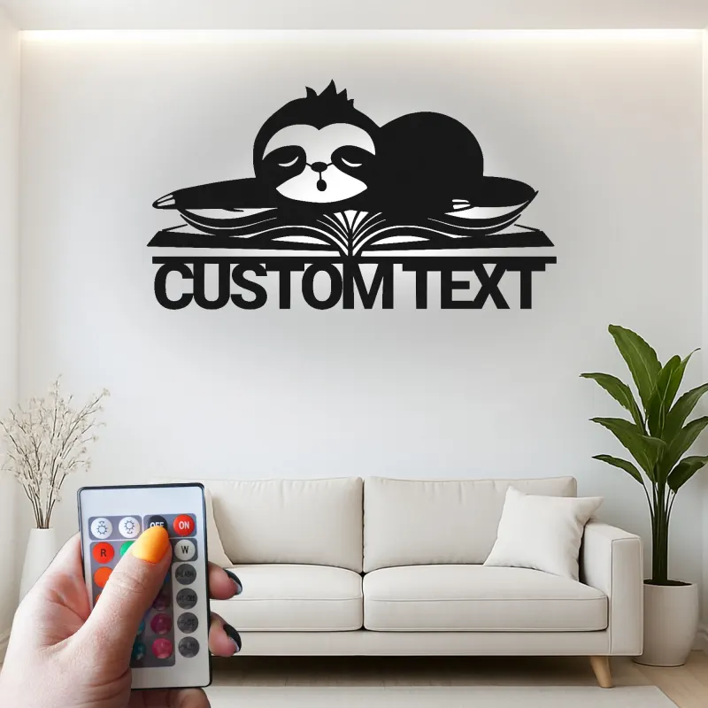 Arte Murale in Metallo LED con Bradipo su Libro | Insegna Personalizzata per Biblioteca per Angolo Lettura | Regalo con Nome Personalizzato per Amanti dei Libri e Bibliotecari