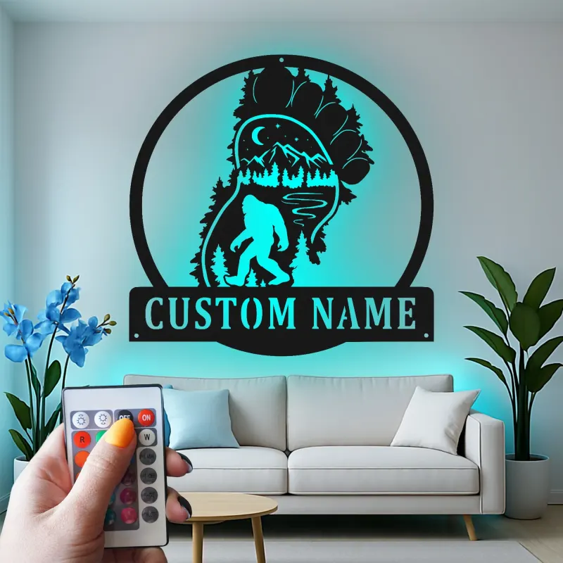 Insegna in metallo personalizzata Bigfoot Forest con luce LED regalo per appassionati di outdoor decor per cabine o man cave