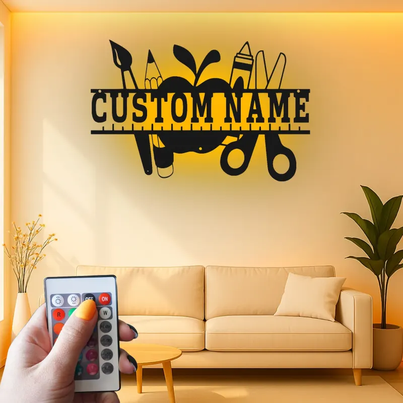 Insegna Nome Insegnante Personalizzata | Arte Murale in Metallo LED per Aula | Regalo Educatore Personalizzato | Decorazione a Tema Mela e Matita
