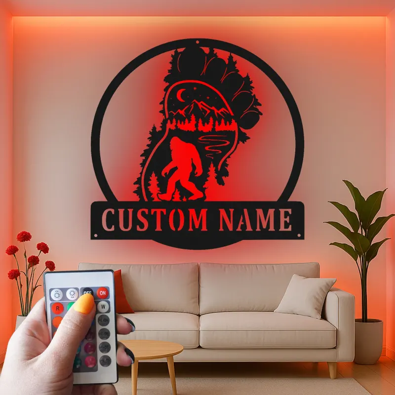 Insegna in metallo personalizzata Bigfoot Forest con luce LED regalo per appassionati di outdoor decor per cabine o man cave