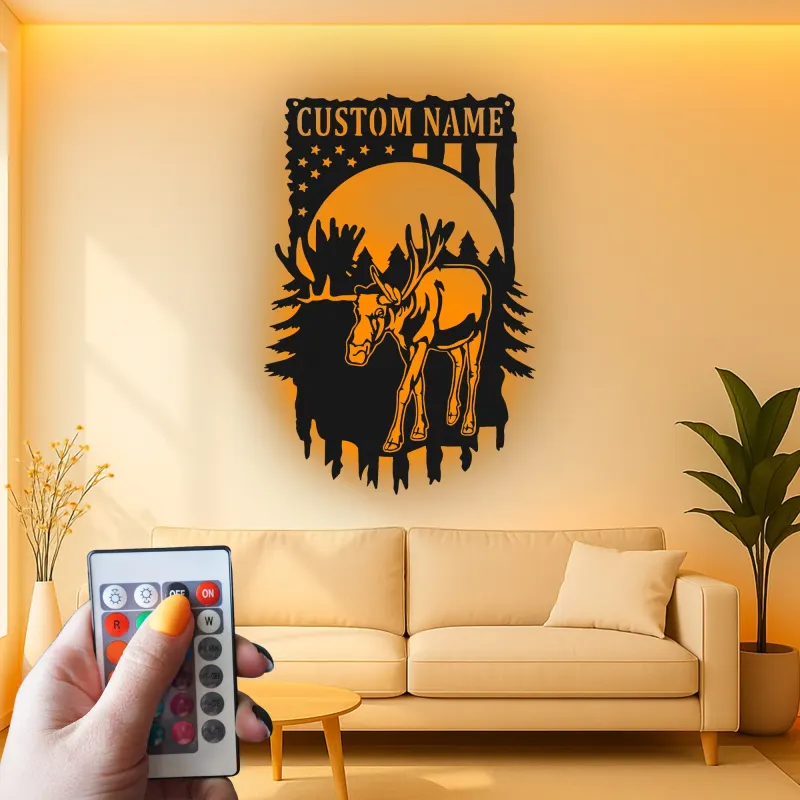 Arte Murale in Metallo Personalizzata con Alce | Insegna Faunistica LED per Decorazione Rustica | Regalo Personalizzato per Cacciatori con Bandiera Americana