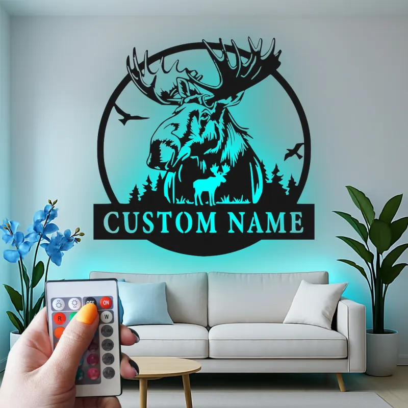 Insegna in Metallo Personalizzata con Alce e LED | Arte Murale Faunistica Personalizzata | Decorazione Rustica per Cabin e Regalo per Amanti della Natura