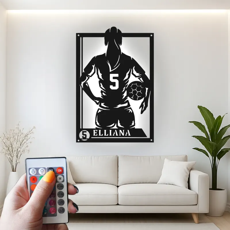 Decorazione murale personalizzata per ragazza calciatrice | Insegna con nome e numero | Decorazione LED in metallo per la camera dell’atleta | Regalo per giocatrice