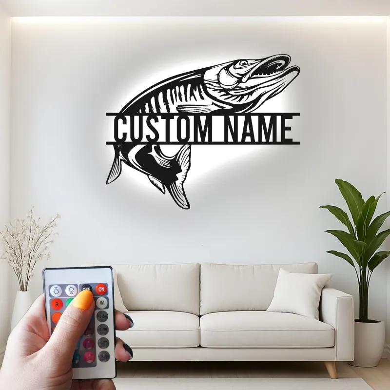 Insegna in metallo personalizzata con pesce e LED | Arte con nome del pescatore su misura | Arredo moderno rustico per casa al lago, baita e man cave
