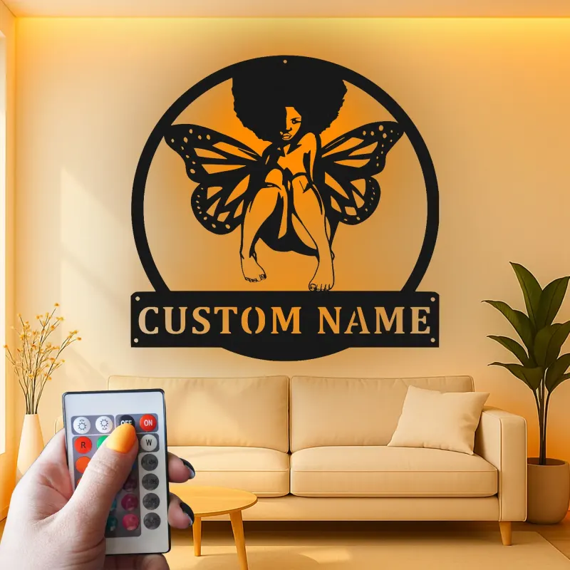Insegna in metallo personalizzata con fata nera | Targa nome LED per cameretta bambina | Arte murale con farfalla afro | Regalo personalizzato per nursery