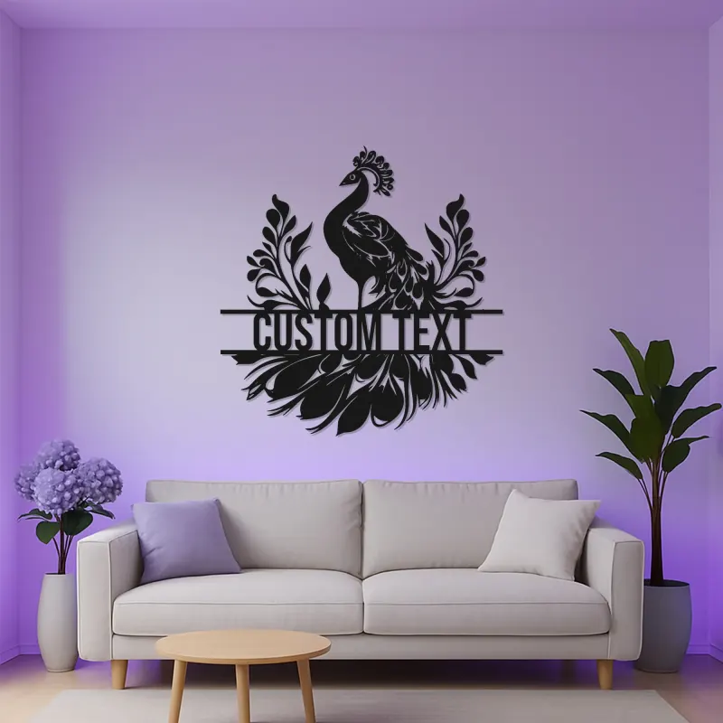 Arte murale in metallo con pavone | Insegna personalizzata con nome e luce LED | Arredo elegante per ingresso | Regalo con silhouette floreale