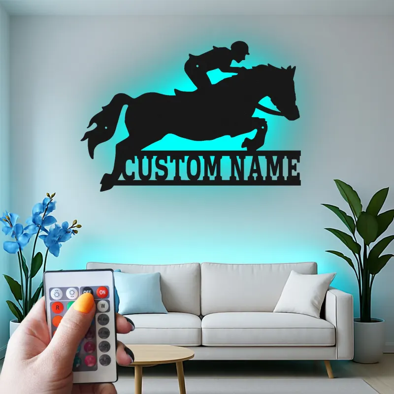 Arte Murale in Metallo LED con Cavallo in Salto | Insegna Equestre Personalizzata con Nome | Decorazione per Stalla e Fienile per Amanti dei Cavalli
