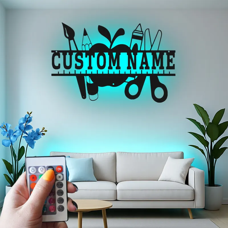 Insegna Nome Insegnante Personalizzata | Arte Murale in Metallo LED per Aula | Regalo Educatore Personalizzato | Decorazione a Tema Mela e Matita