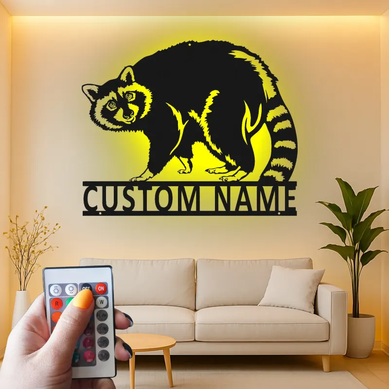 Insegna in Metallo Personalizzata con Procione e LED | Arte Murale Faunistica Personalizzata | Regalo per Amanti della Natura per Decorazioni di Cabin e Lodge