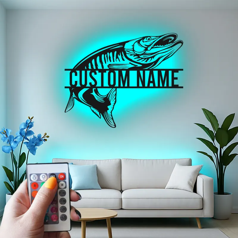 Insegna in metallo personalizzata con pesce e LED | Arte con nome del pescatore su misura | Arredo moderno rustico per casa al lago, baita e man cave