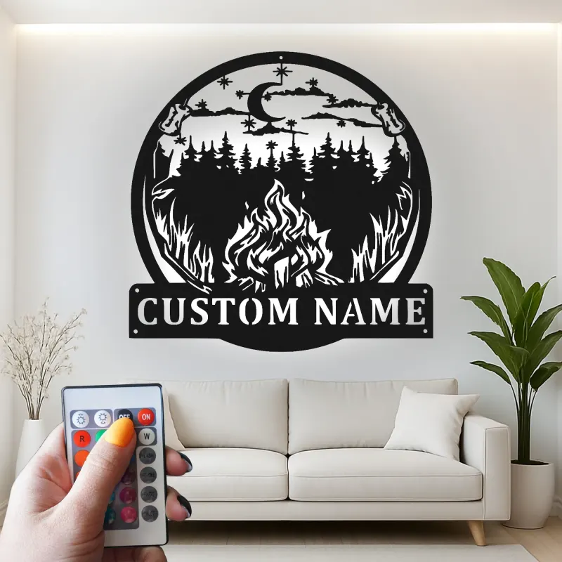 Personalisierte LED-Metall-Wandkunst mit Lagerfeuer und Waldmotiv – Geschenk für Outdoor-Liebhaber, Hüttendeko