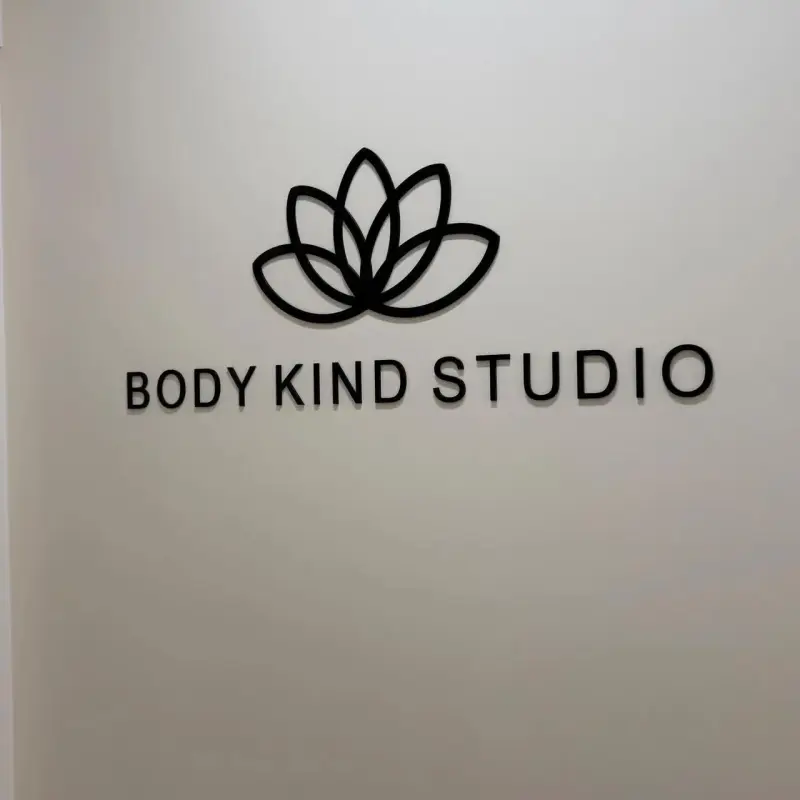 Personalisiertes 3D-Acryl-Schild für Unternehmen | Geschichtetes Logo für Salon & Spa | Modernes Wandkunst für Büros & Kliniken