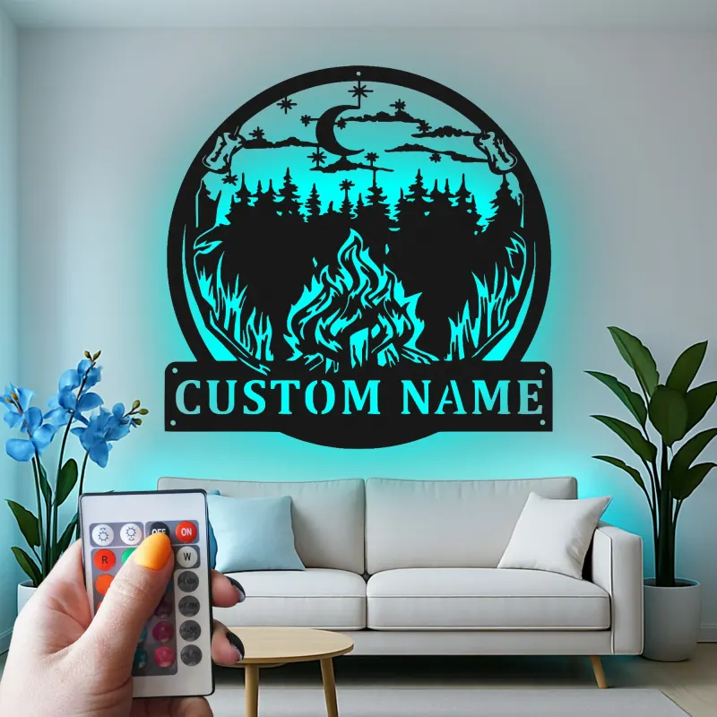 Personalisierte LED-Metall-Wandkunst mit Lagerfeuer und Waldmotiv – Geschenk für Outdoor-Liebhaber, Hüttendeko