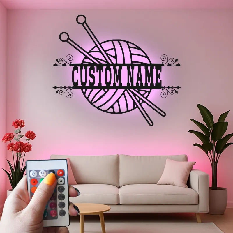 Cartel personalizado con nombre para tejedora | Arte mural LED de metal para salas de manualidades | Decoración personalizada de lana y agujas