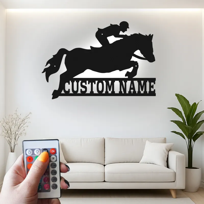 Arte Murale in Metallo LED con Cavallo in Salto | Insegna Equestre Personalizzata con Nome | Decorazione per Stalla e Fienile per Amanti dei Cavalli
