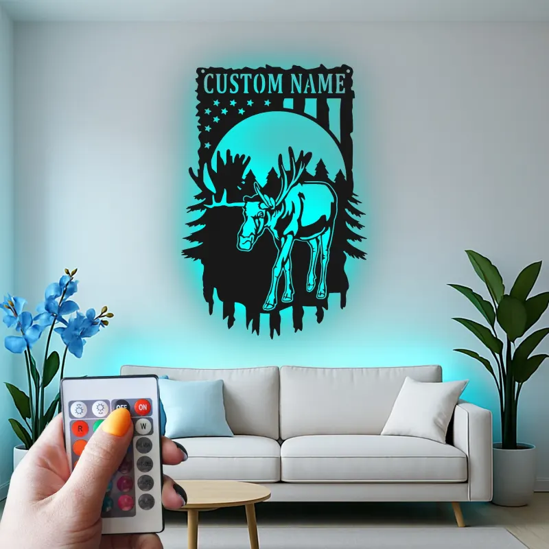 Personalisierte Metall-Wandkunst mit Elch und LED | Individuelles Namensschild mit amerikanischer Flagge | Rustikale Dekoration für Naturfreunde