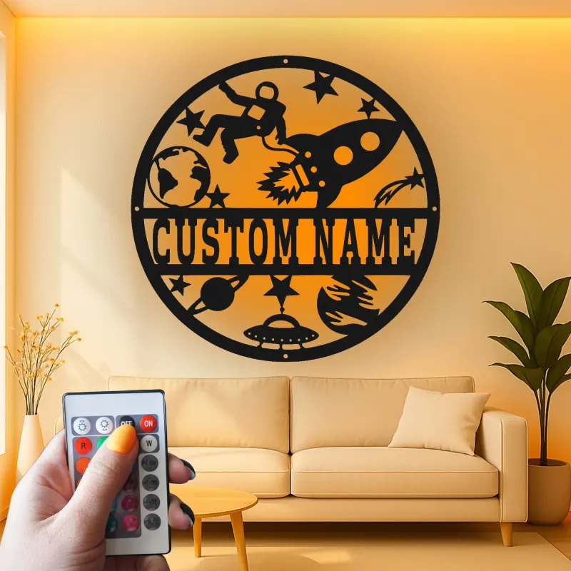 Insegna in metallo astronauta personalizzata | Arte murale LED con razzo spaziale | Decorazione per cameretta a tema spazio | Targa premium per nursery