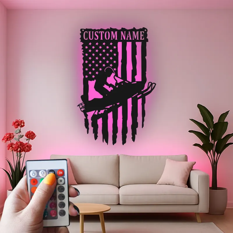 Insegna in metallo personalizzata per motoslitta | Arte LED con bandiera americana | Decorazione patriottica per garage personalizzata per motociclisti | Regalo per sport invernali