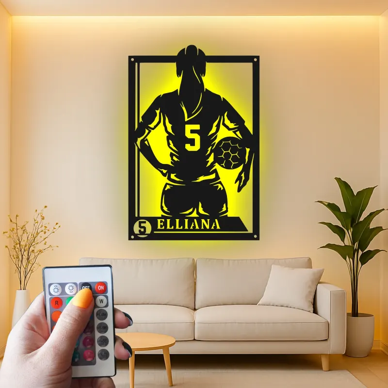 Decorazione murale personalizzata per ragazza calciatrice | Insegna con nome e numero | Decorazione LED in metallo per la camera dell’atleta | Regalo per giocatrice